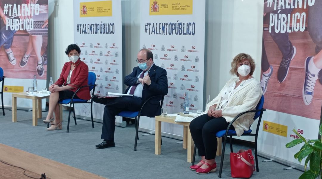 Iceta (c) junto a la ministra Isabel Celaá (i) en la jornada sobre la función pública en el IES Pedro Mercedes de Cuenca Iceta (c) junto a la ministra Isabel Celaá (i) en la jornada sobre la función pública en el IES Pedro Mercedes de Cuenca