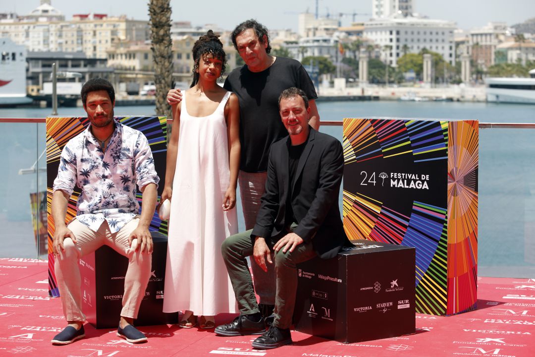 El director Villaronga con parte del equipo de la película El director Villaronga con parte del equipo de la película