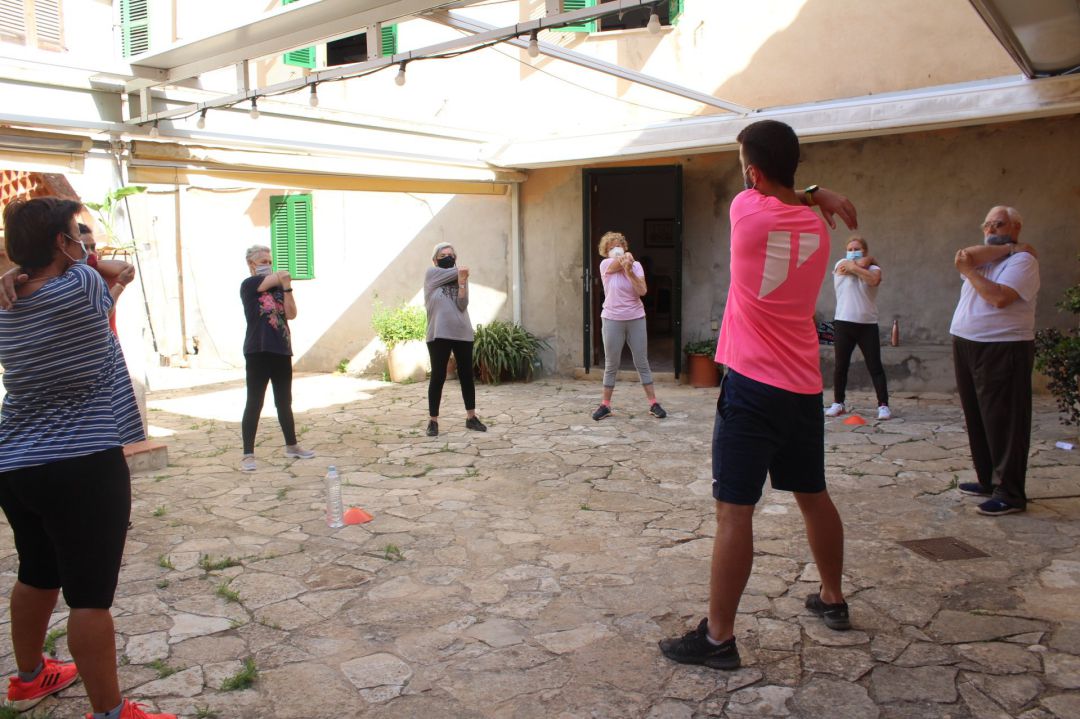 Un grupo de personas práctica ejercicio físico Un grupo de personas práctica ejercicio físico