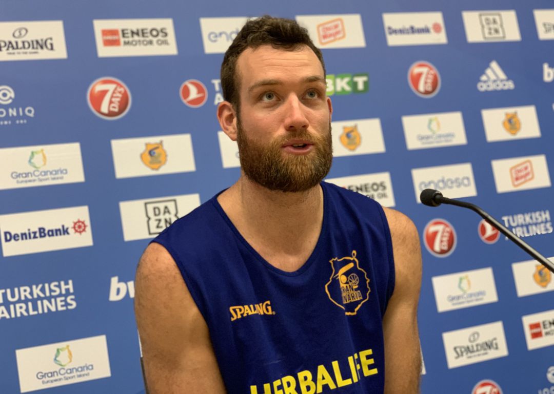 Matt Costello en el equipo insular. Matt Costello en el equipo insular.