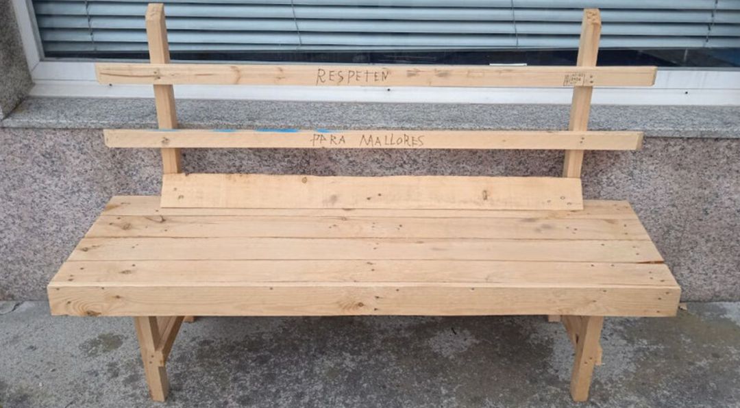 Un anciano construye un banco para que su mujer descanse en los paseos ante la inacción del ayuntamiento. Un anciano construye un banco para que su mujer descanse en los paseos ante la inacción del ayuntamiento.