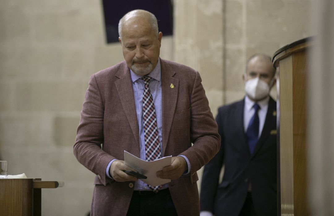 El consejero de Educación y Deportes, Javier Imbroda, en el Pleno del Parlamento, en foto de archivo. El consejero de Educación y Deportes, Javier Imbroda, en el Pleno del Parlamento, en foto de archivo.