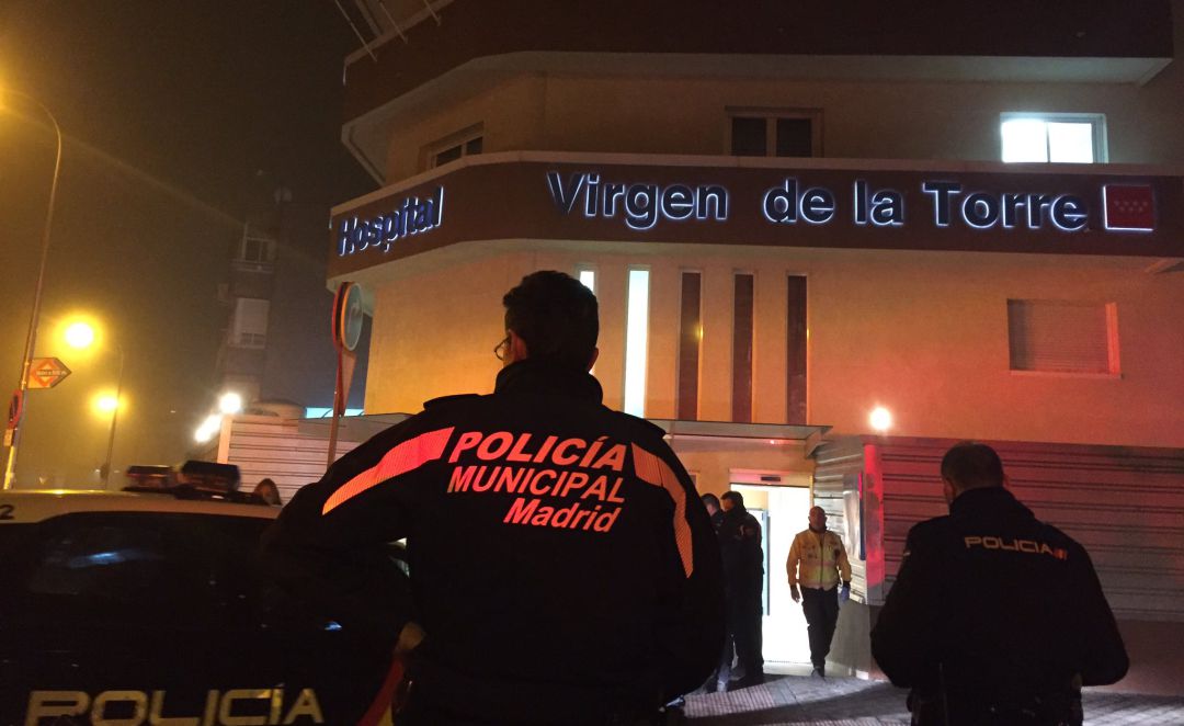 Agentes de Policía Municipal y Nacinoal en el hospital donde falleció la víctima esa misma noche Agentes de Policía Municipal y Nacinoal en el hospital donde falleció la víctima esa misma noche