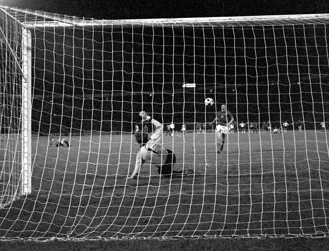 Antonin Panenka marcando el penalti más famoso de la historia Antonin Panenka marcando el penalti más famoso de la historia