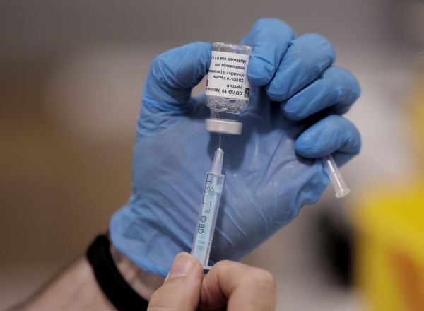 Un sanitario sostiene una vacuna contra el Covid-19, a 1 de junio de 2021, en el Hospital Isabel Zendal,.
