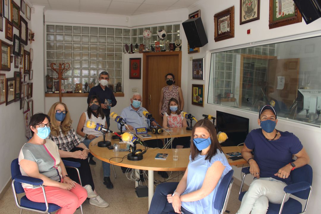 Parte de la plantilla de Radio Alcoy ha presentado la revista del 90 aniversario este viernes en el programa Hoy por Hoy Alcoy. Parte de la plantilla de Radio Alcoy ha presentado la revista del 90 aniversario este viernes en el programa Hoy por Hoy Alcoy.