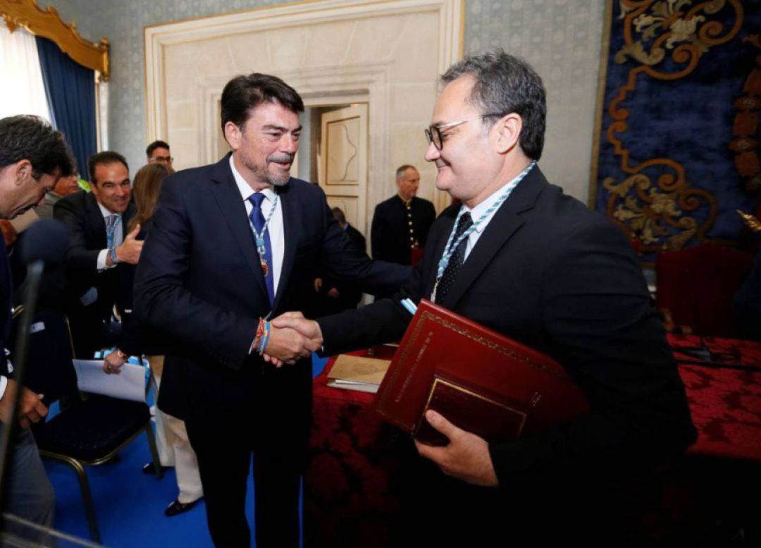 El alcalde Barcala y el líder de la oposición Sanguino, en el Pleno de investidura de 2019 El alcalde Barcala y el líder de la oposición Sanguino, en el Pleno de investidura de 2019