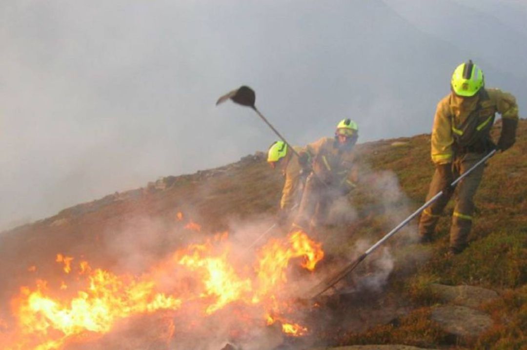 Imagen de archivo de la extinción de un incendio con medios de la Junta de Castilla y León Imagen de archivo de la extinción de un incendio con medios de la Junta de Castilla y León