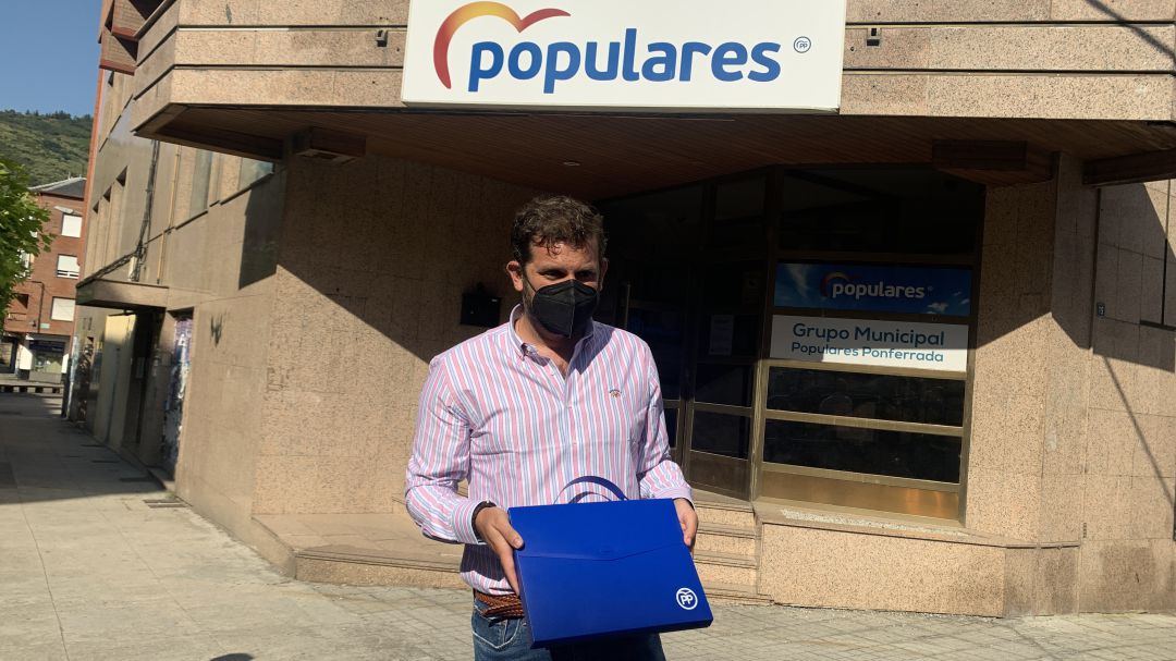 Javier Santiago enseña la carpeta de avales frente a la sede del PP en el Bierzo Javier Santiago enseña la carpeta de avales frente a la sede del PP en el Bierzo
