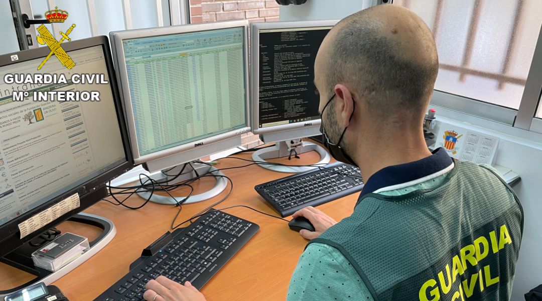 Imagen de agentes de la Guardia Civil durante la investigación. Imagen de agentes de la Guardia Civil durante la investigación.