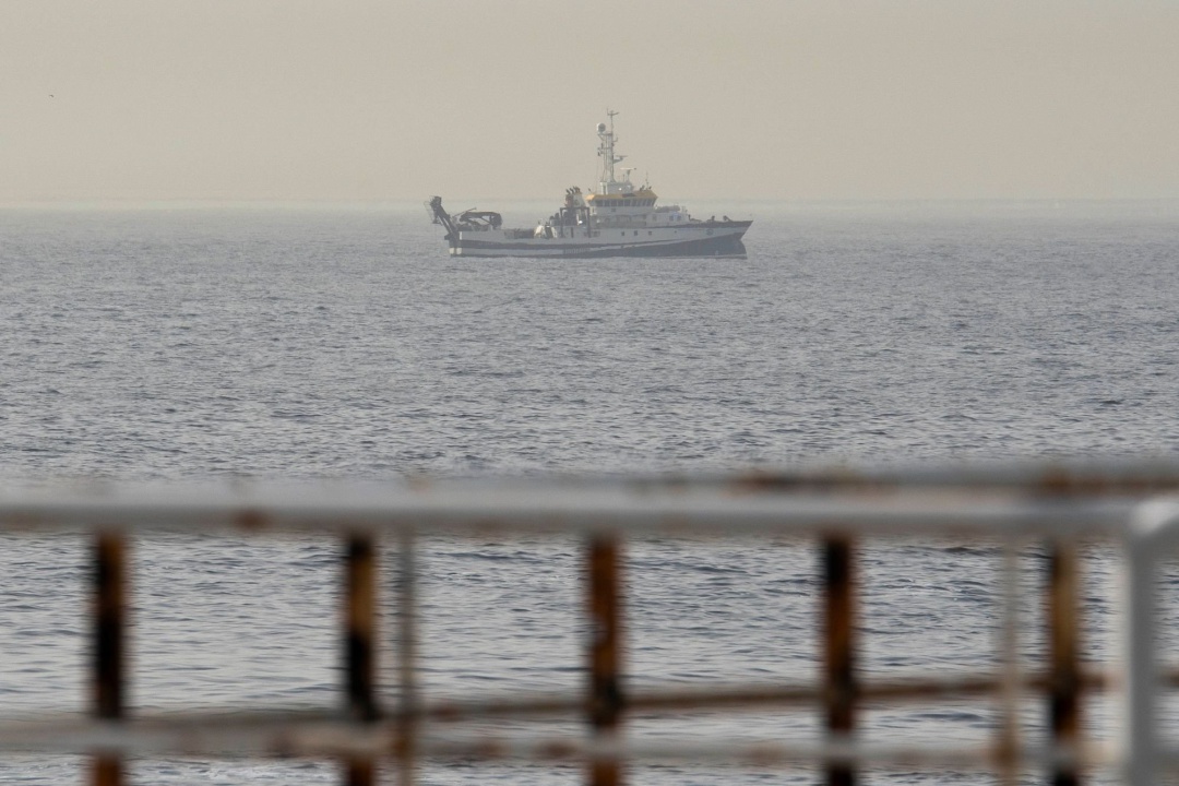 El buque del Instituto Español de Oceanografía (IEO) Ángeles Alvariño sigue rastreando con un sonar los fondos marinos de la costa de Santa Cruz de Tenerife en busca de pistas sobre el paradero de las niñas Anna y Olivia, desaparecidas junto a su padre, Tomás G., desde el 27 de abril. El buque del Instituto Español de Oceanografía (IEO) Ángeles Alvariño sigue rastreando con un sonar los fondos marinos de la costa de Santa Cruz de Tenerife en busca de pistas sobre el paradero de las niñas Anna y Olivia, desaparecidas junto a su padre, Tomás G., desde el 27 de abril.