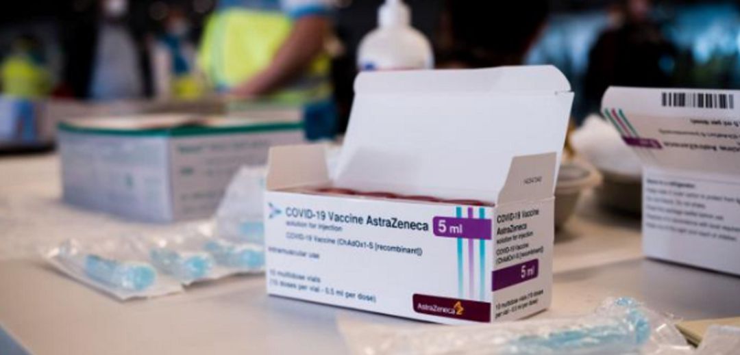 Dosis de vacunas de AstraZeneca preparadas para su administración Dosis de vacunas de AstraZeneca preparadas para su administración