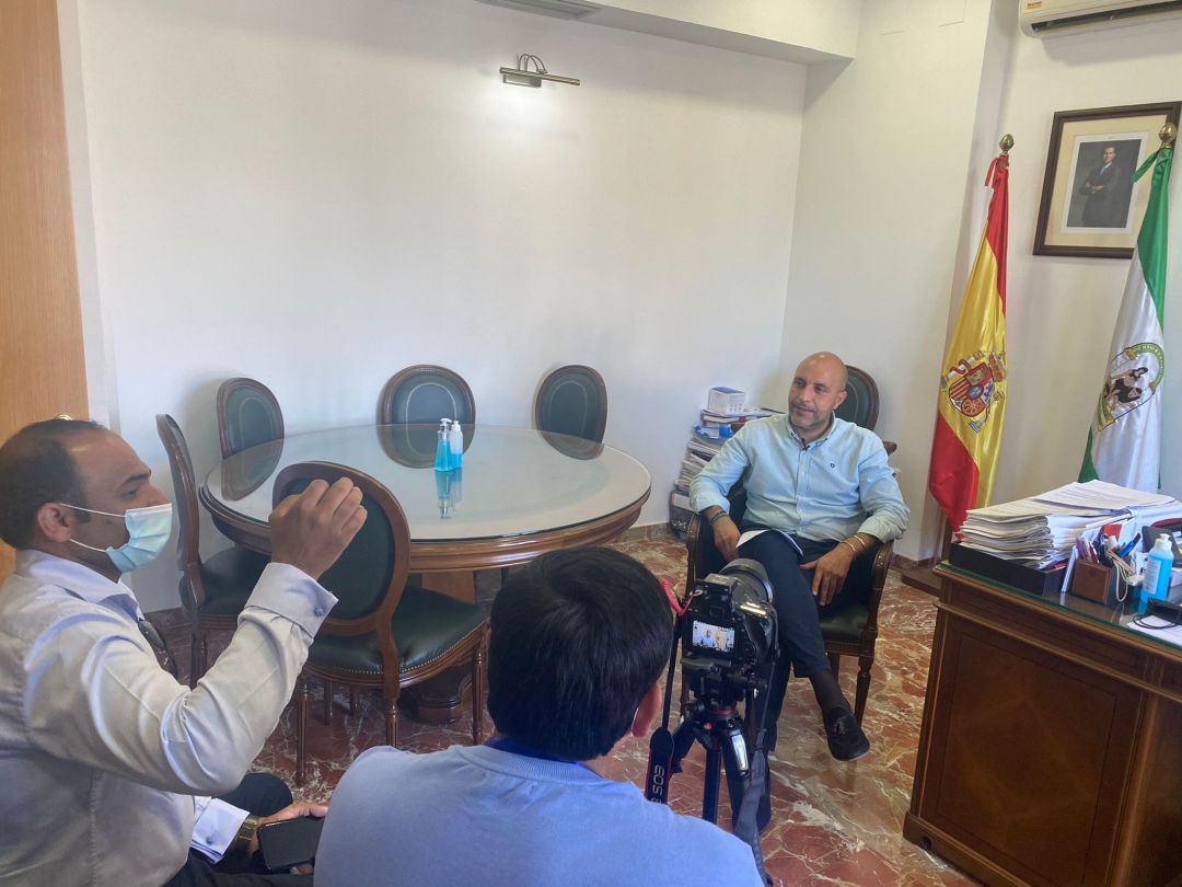Momento de la grabación del documental con al alcalde de Otura, Nazario Montes Momento de la grabación del documental con al alcalde de Otura, Nazario Montes