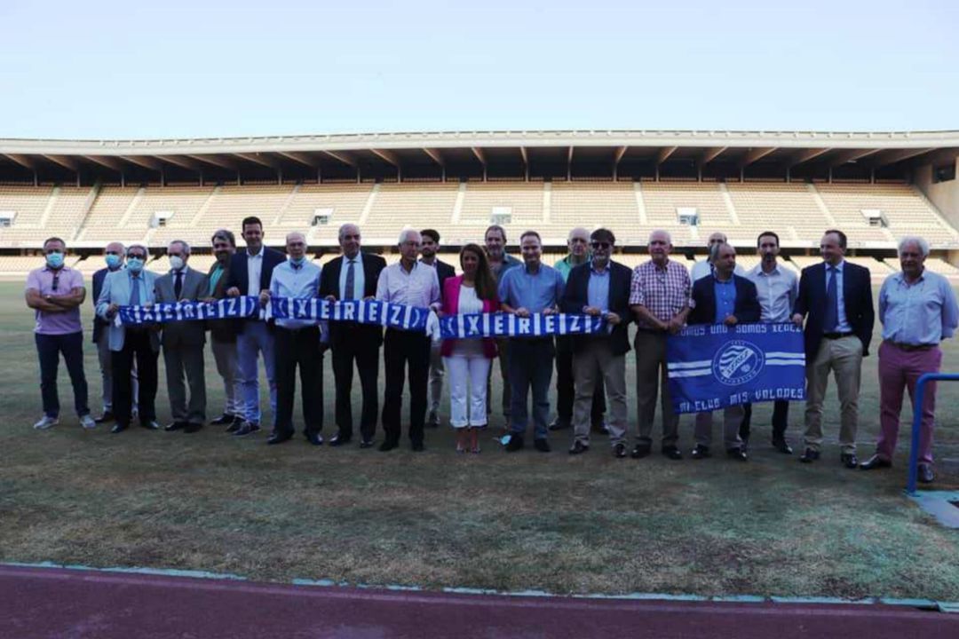 La junta directiva del Xerez Deportivo entrante y la saliente La junta directiva del Xerez Deportivo entrante y la saliente