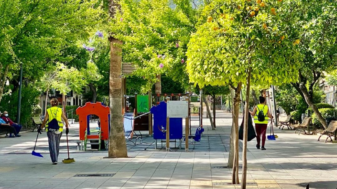 Mujeres en tareas de limpieza en el Paseo Primero de Mayo Mujeres en tareas de limpieza en el Paseo Primero de Mayo