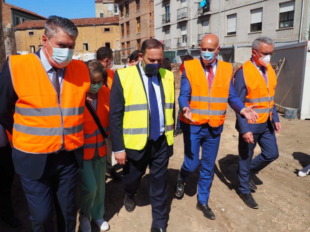 El ministro José Luis Ábalos visita las obras de la muralla en compañía del alcalde de León, José Antonio Diez El ministro José Luis Ábalos visita las obras de la muralla en compañía del alcalde de León, José Antonio Diez
