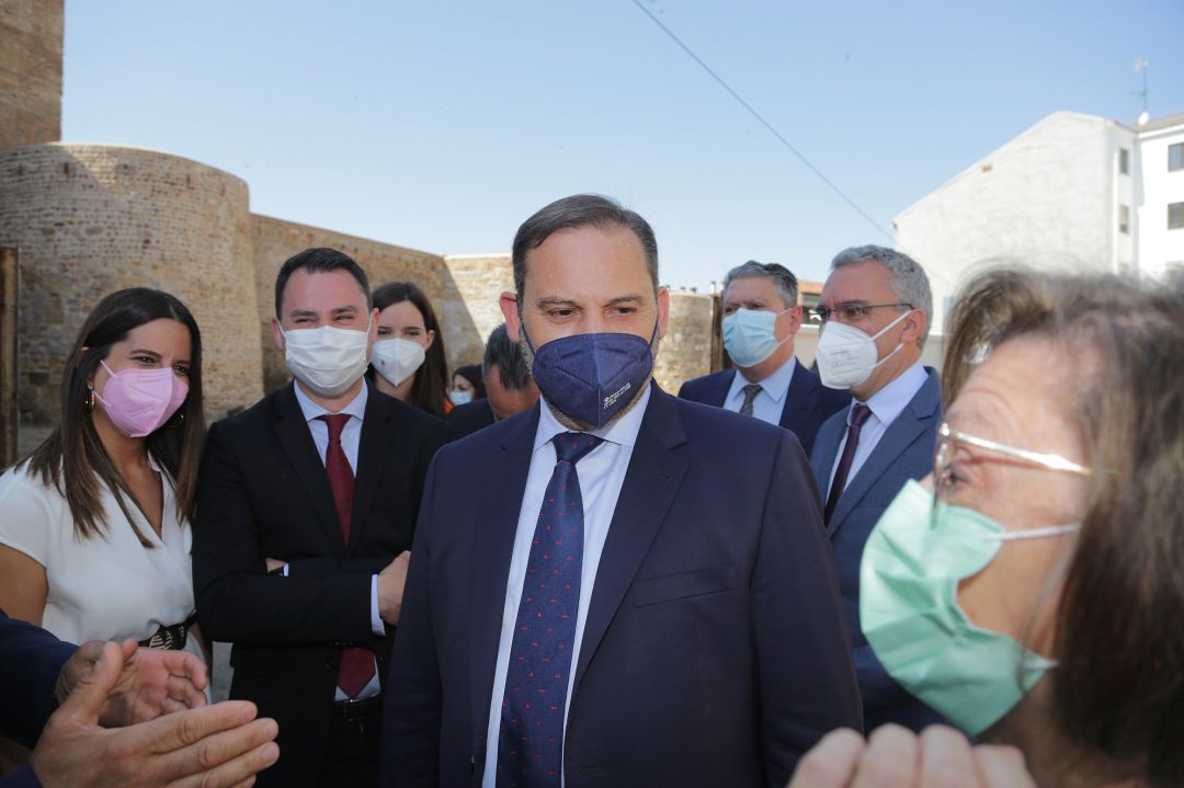 El ministro de Transportes, José Luis Ábalos, durante su visita a las obras de la muralla de León El ministro de Transportes, José Luis Ábalos, durante su visita a las obras de la muralla de León