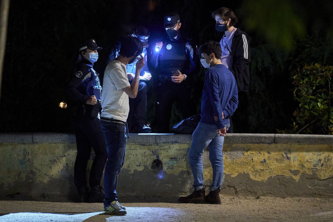 La Policía Municipal identifica a dos jóvenes en en el Parque de las Vistillas en uno de los botellones de las fiestas de San Isidro, el pasado 16 de mayo. La Policía Municipal identifica a dos jóvenes en en el Parque de las Vistillas en uno de los botellones de las fiestas de San Isidro, el pasado 16 de mayo.
