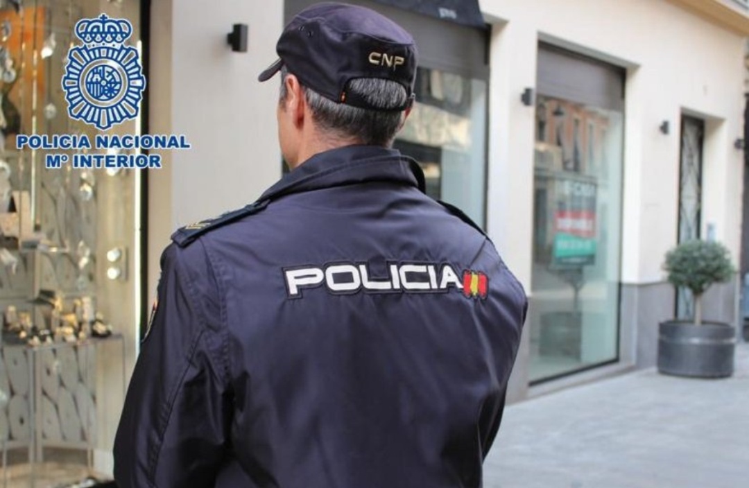 Agente de la Policía Nacional. Agente de la Policía Nacional.