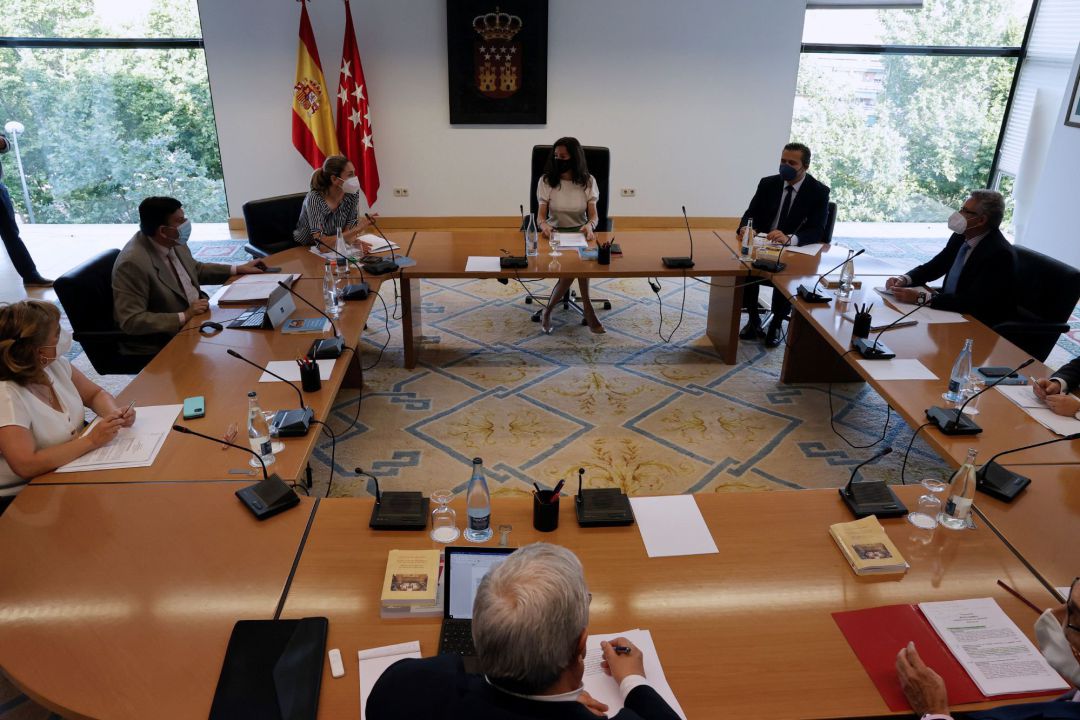 La presidenta de la Mesa de la Asamblea de Madrid, Eugenia Carballedo (c) preside la primera reunión de dicho organismo celebrada este viernes. La presidenta de la Mesa de la Asamblea de Madrid, Eugenia Carballedo (c) preside la primera reunión de dicho organismo celebrada este viernes.