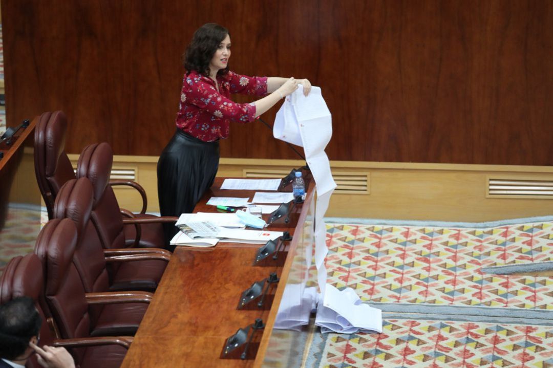 La presidenta de la Comunidad de Madrid, Isabel Díaz Ayuso, muestra una lista de residencias de mayores atendidas en la crisis. La presidenta de la Comunidad de Madrid, Isabel Díaz Ayuso, muestra una lista de residencias de mayores atendidas en la crisis.