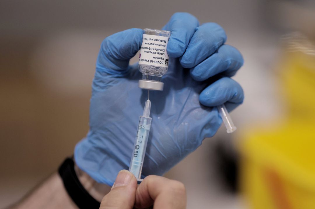 Un sanitario sostiene una vacuna contra el Covid-19 Un sanitario sostiene una vacuna contra el Covid-19