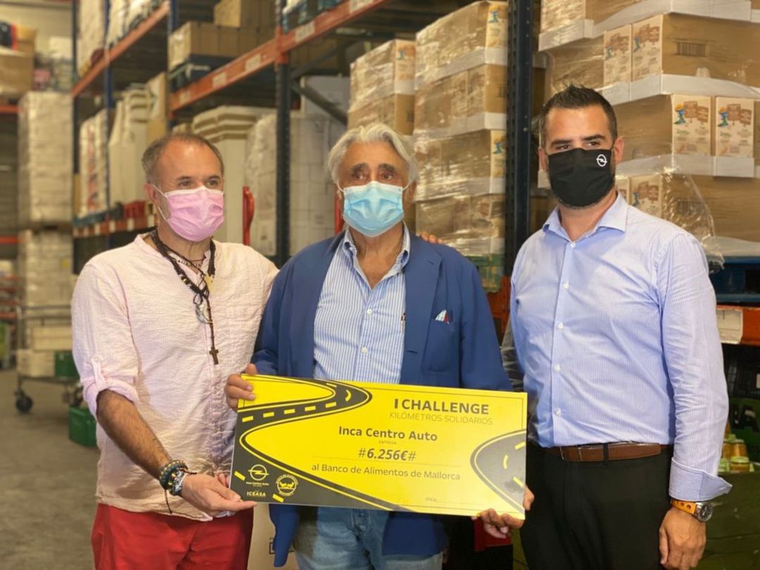De izquierda a derecha, el pediatra Jorge Muñoz, el Presidente de Banc d'Aliments de Mallorca, Raimundo de Montis y Joan Alcalá, responsable de OPEL INCA CENTRO AUTO De izquierda a derecha, el pediatra Jorge Muñoz, el Presidente de Banc d'Aliments de Mallorca, Raimundo de Montis y Joan Alcalá, responsable de OPEL INCA CENTRO AUTO