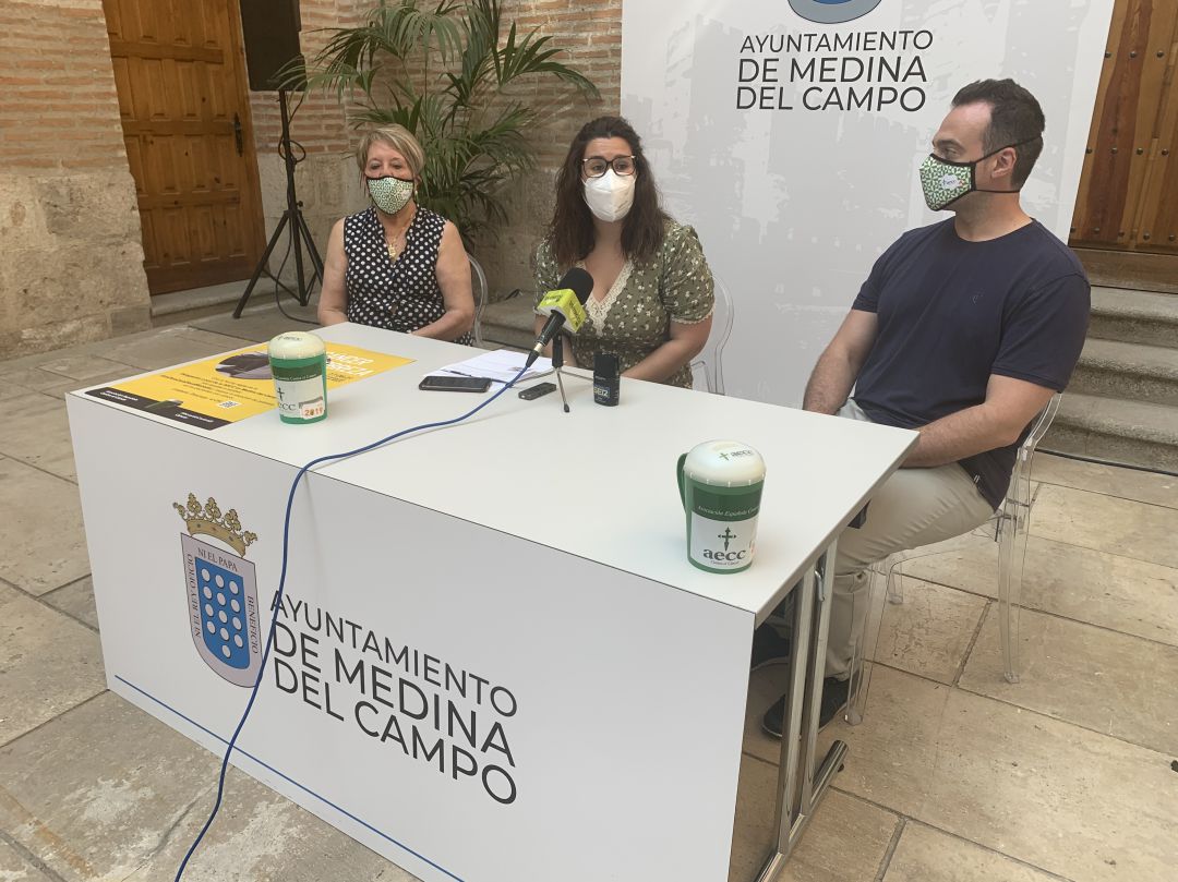 La edil de Servicios Sociales presenta la hucha digital con representantes de las Asociaciones contra el Cáncer La edil de Servicios Sociales presenta la hucha digital con representantes de las Asociaciones contra el Cáncer