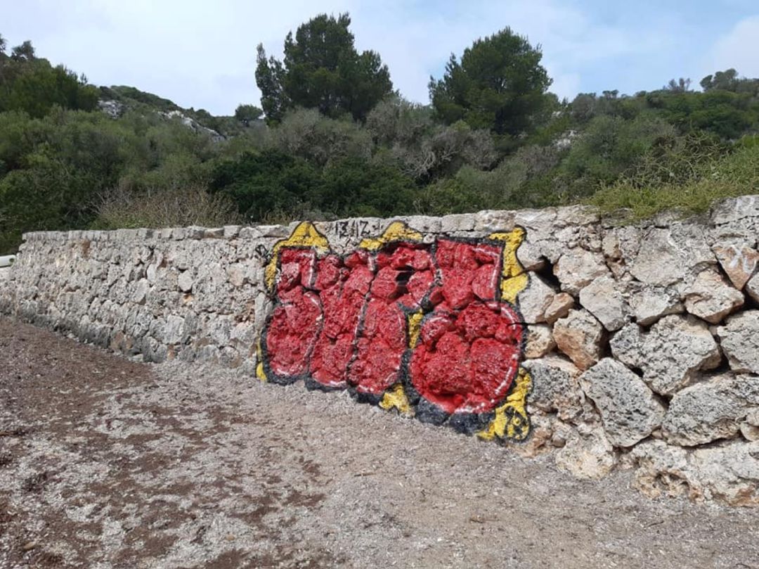 La pintada trenca la imatge natural del paisatge. La pintada trenca la imatge natural del paisatge.