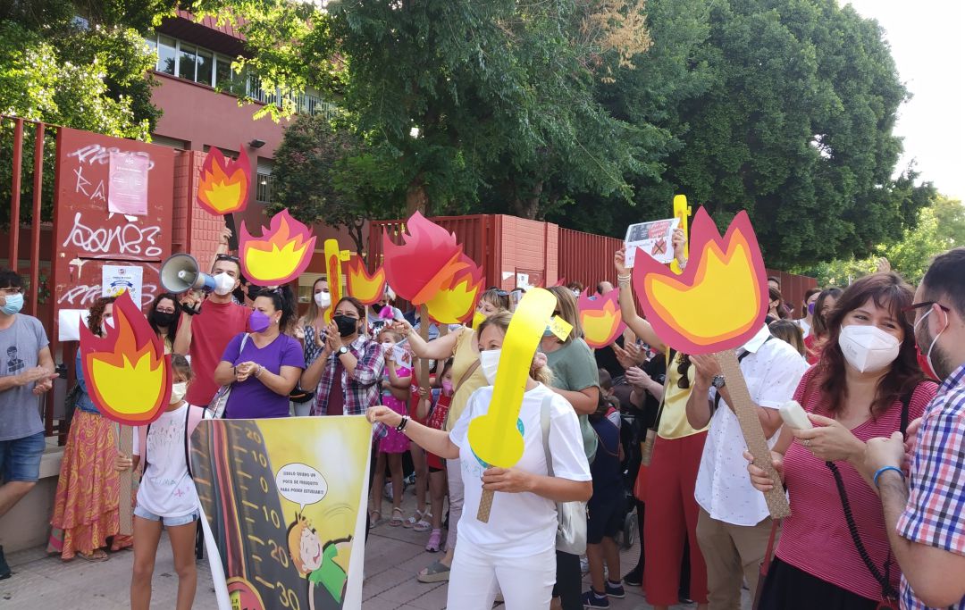 Tras casi tres años sin respuestas firmes, los padres y madres del CEIP Santa María de Gracia (Murcia) han vuelto a protestar a las puertas del colegio Tras casi tres años sin respuestas firmes, los padres y madres del CEIP Santa María de Gracia (Murcia) han vuelto a protestar a las puertas del colegio