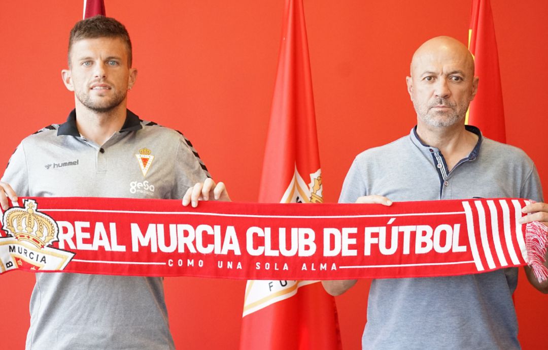 Andrés Carrasco junto a Manolo Molina, director deportivo del Real Murcia Andrés Carrasco junto a Manolo Molina, director deportivo del Real Murcia