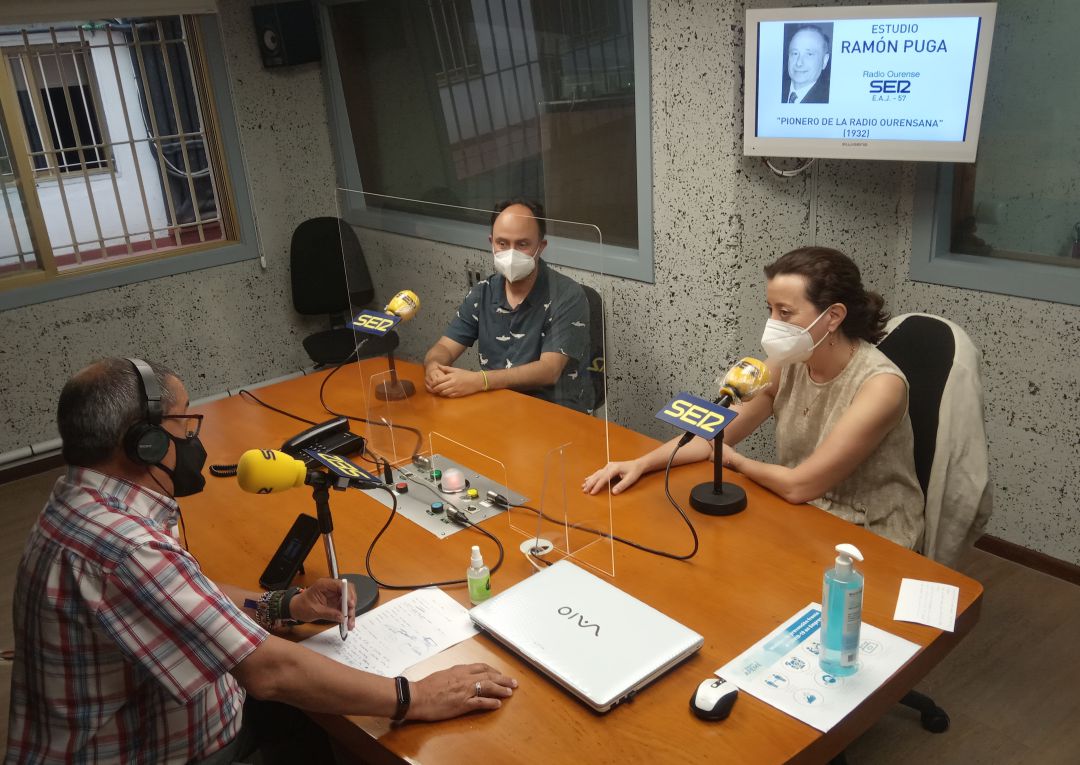 El psiquiatra Xandre García Caballero y la doctora, Mercedes Hernández, con nuestro locutor Pepe González El psiquiatra Xandre García Caballero y la doctora, Mercedes Hernández, con nuestro locutor Pepe González