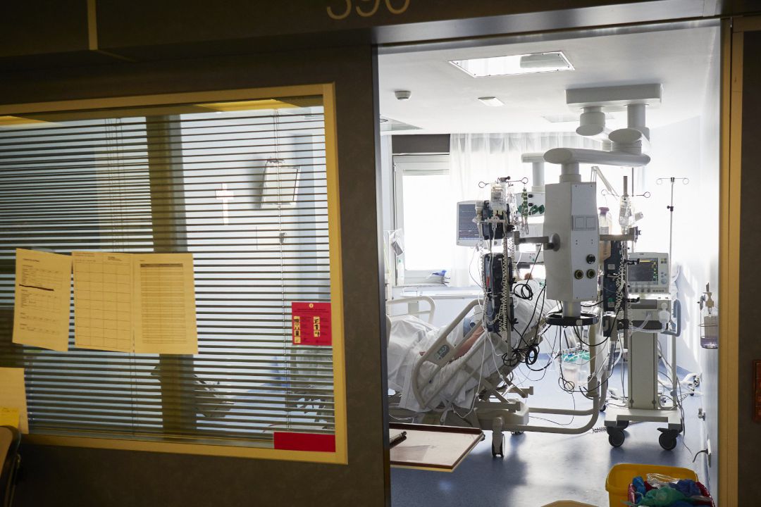 Un paciente permanece en una habitación de la UCI de la Clínica Universidad de Navarra, en Pamplona Un paciente permanece en una habitación de la UCI de la Clínica Universidad de Navarra, en Pamplona