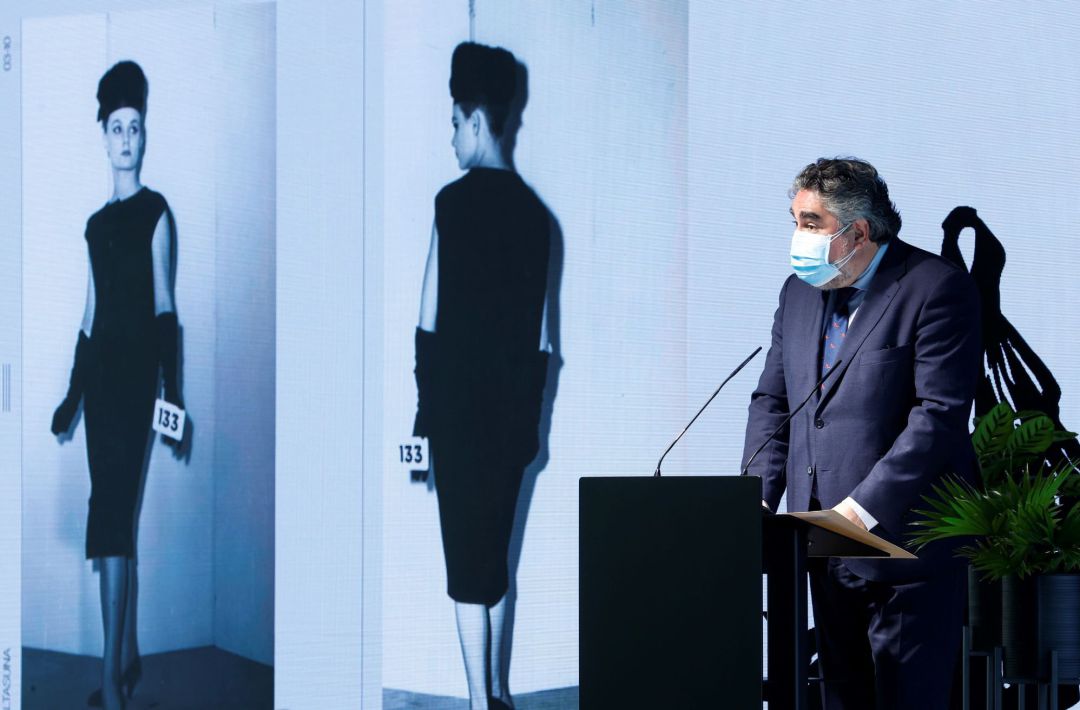 El ministro de Cultura, José Manuel Rodríguez Uribes, se dirige a los asistentes al acto para conmemorar el décimo aniversario del Museo Cristóbal Balenciaga. El ministro de Cultura, José Manuel Rodríguez Uribes, se dirige a los asistentes al acto para conmemorar el décimo aniversario del Museo Cristóbal Balenciaga.