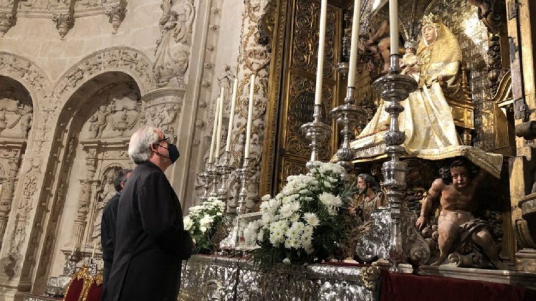 Monseñor Saiz Meneses ante la Virgen de los reyes, patrona de la Archidiócesis hispalense Monseñor Saiz Meneses ante la Virgen de los reyes, patrona de la Archidiócesis hispalense