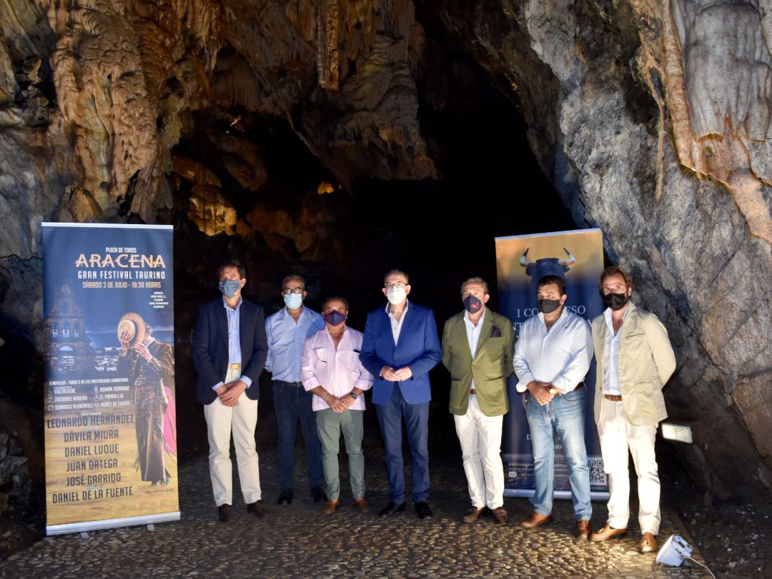 Foto de familia en la presentación en la Gruta de las Maravillas del festival de Aracena del próximo 3 de julio Foto de familia en la presentación en la Gruta de las Maravillas del festival de Aracena del próximo 3 de julio