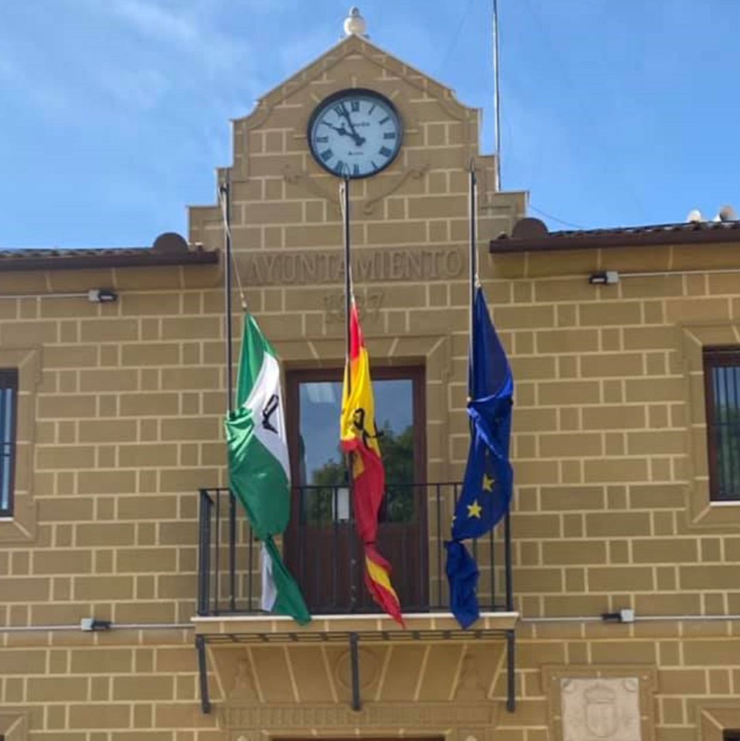 Banderas a media asta en señal de luto Banderas a media asta en señal de luto