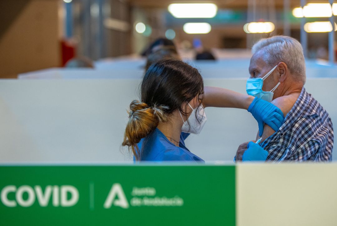 Una persona recibe la primera dosis de la vacuna contra el Covid-19. Una persona recibe la primera dosis de la vacuna contra el Covid-19.