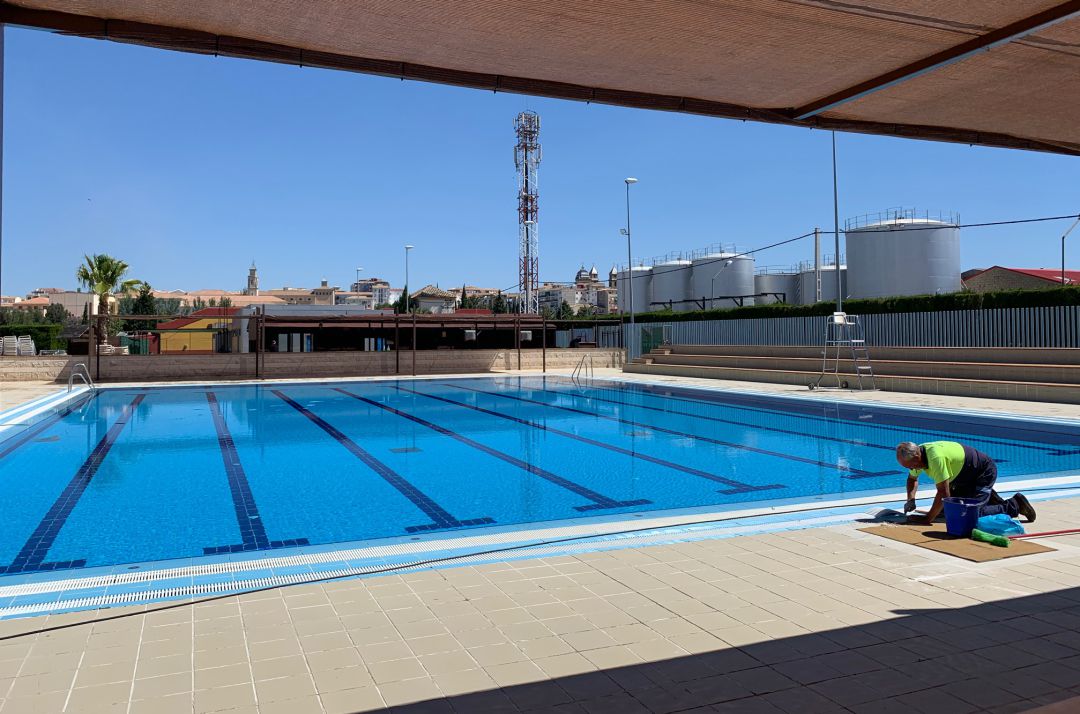Operario de mantenimiento trabaja en una de las piscinas del complejo municipal de Úbeda Operario de mantenimiento trabaja en una de las piscinas del complejo municipal de Úbeda