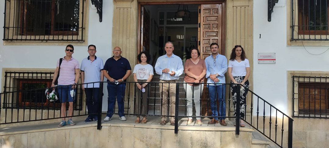 Manuel Vallejo junto a sus concejales en el balcón de entrada al Ayuntameinto de Quesada Manuel Vallejo junto a sus concejales en el balcón de entrada al Ayuntameinto de Quesada