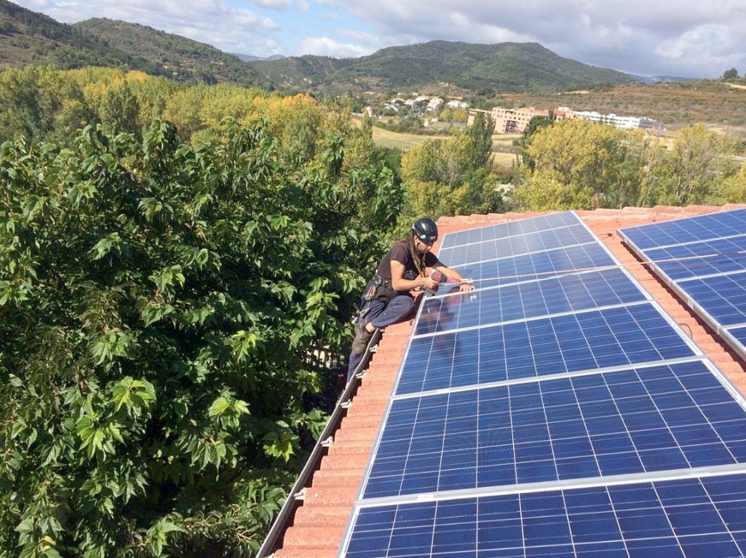 Instalación de placas solares em una vivienda Instalación de placas solares em una vivienda