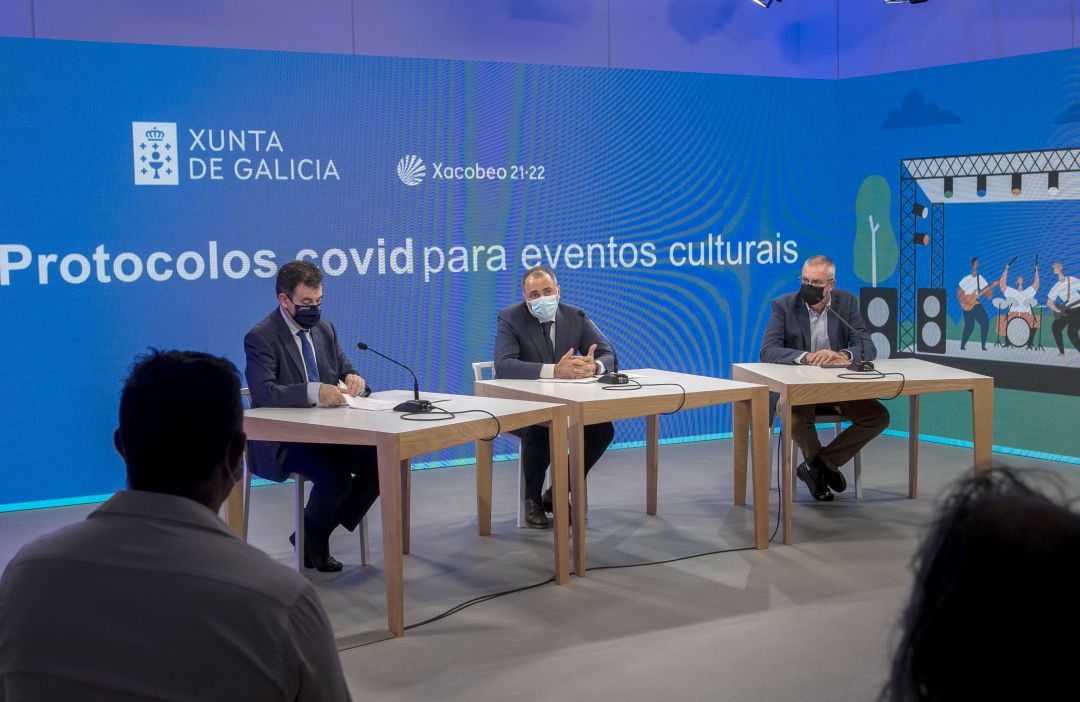Los conselleiros de Cultura, Román Rodríguez, y de Sanidade, Julio García Comesaña, junto con el director general de Emergencias e Interior, Santiago Villanueva. Los conselleiros de Cultura, Román Rodríguez, y de Sanidade, Julio García Comesaña, junto con el director general de Emergencias e Interior, Santiago Villanueva.