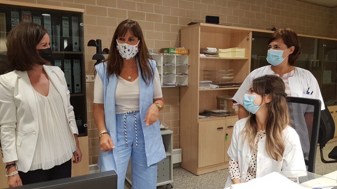 La consejera de Sanidad, Sira Repollés (centro), acompañada por la alcaldesa de Ejea, Teresa Ladrero (izquierda), durante su visita al centro de alta resolución de Cinco Villas La consejera de Sanidad, Sira Repollés (centro), acompañada por la alcaldesa de Ejea, Teresa Ladrero (izquierda), durante su visita al centro de alta resolución de Cinco Villas