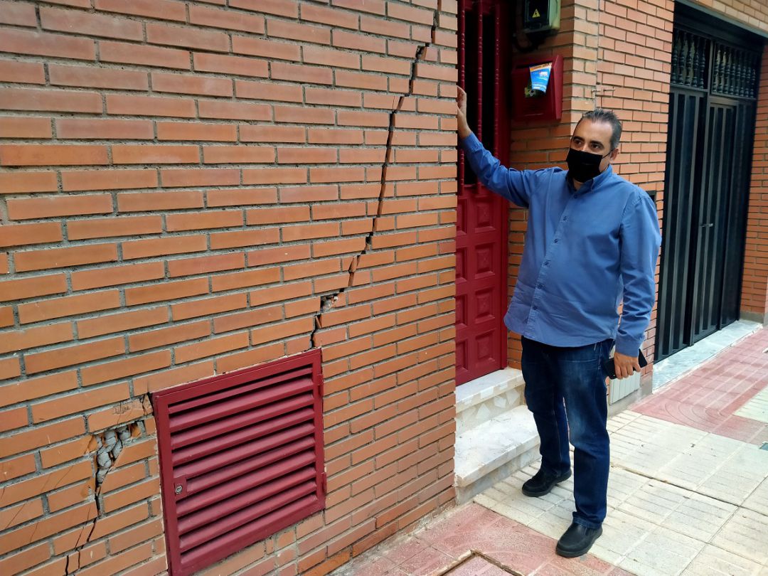El alcalde, Javier Corpa, visitando las viviendas afectadas por Metro El alcalde, Javier Corpa, visitando las viviendas afectadas por Metro