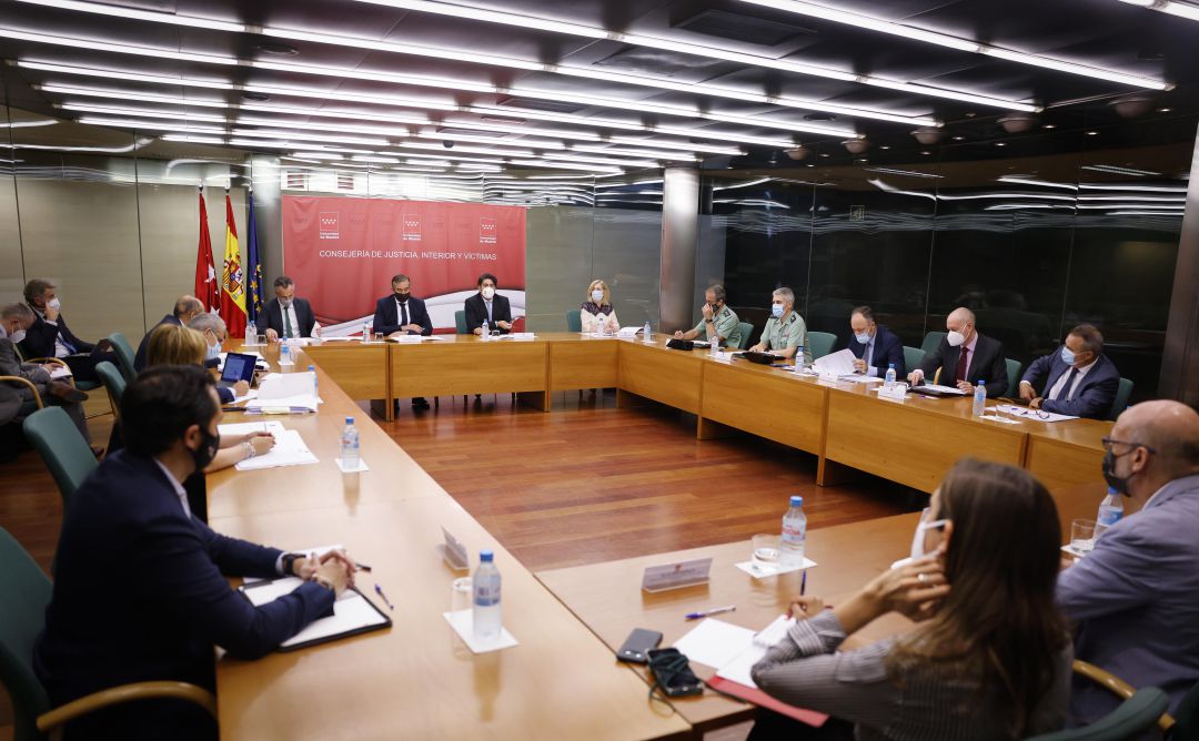 Este jueves los consejeros en funciones de Justicia, Interior y Víctimas, Enrique López, y de Vivienda y Administración Local, David Pérez, han presidido la reunión de seguimiento de la Comisión de Apoyo a las Fuerzas y Cuerpos de Seguridad del Estado. En esta reunión también han participado representantes de la Agencia de Seguridad y Emergencias Madrid 112 y de las Consejerías de Políticas Sociales, Familia, Igualdad y Natalidad; Presidencia; Educación y Universidades; Cultura; Hacienda; y Transportes, así como representantes de la Guardia Civil y del Cuerpo Nacional de Policía. Este jueves los consejeros en funciones de Justicia, Interior y Víctimas, Enrique López, y de Vivienda y Administración Local, David Pérez, han presidido la reunión de seguimiento de la Comisión de Apoyo a las Fuerzas y Cuerpos de Seguridad del Estado. En esta reunión también han participado representantes de la Agencia de Seguridad y Emergencias Madrid 112 y de las Consejerías de Políticas Sociales, Familia, Igualdad y Natalidad; Presidencia; Educación y Universidades; Cultura; Hacienda; y Transportes, así como representantes de la Guardia Civil y del Cuerpo Nacional de Policía.