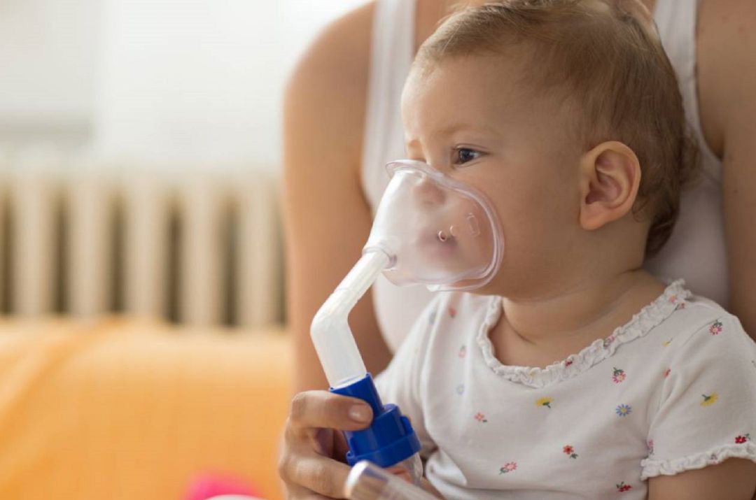 Un bebé recibe tratamiento hospitalario por dificultades respiratorias. Un bebé recibe tratamiento hospitalario por dificultades respiratorias.