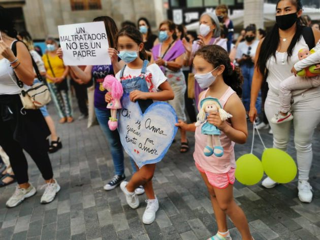 Dos niñas participan en la concentración de esta tarde en Santa Cruz de Tenerife contra la violencia machista. Dos niñas participan en la concentración de esta tarde en Santa Cruz de Tenerife contra la violencia machista.