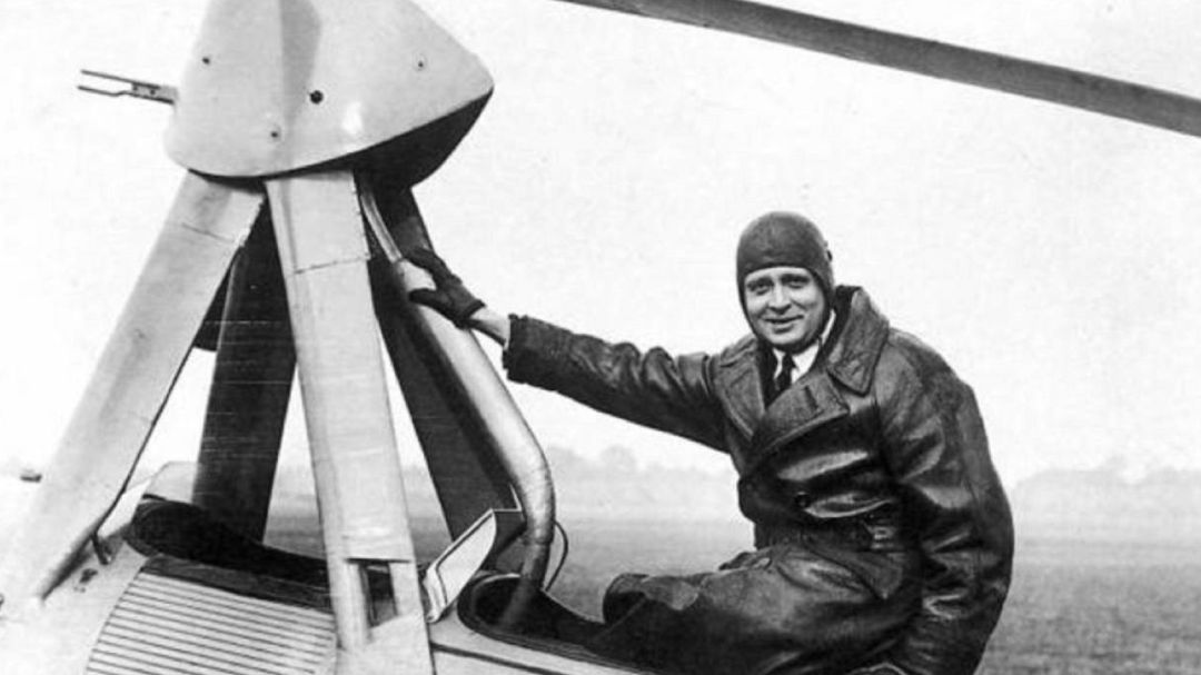 Juan de la Cierva, en una de la pruebas de su autogiro. Juan de la Cierva, en una de la pruebas de su autogiro.
