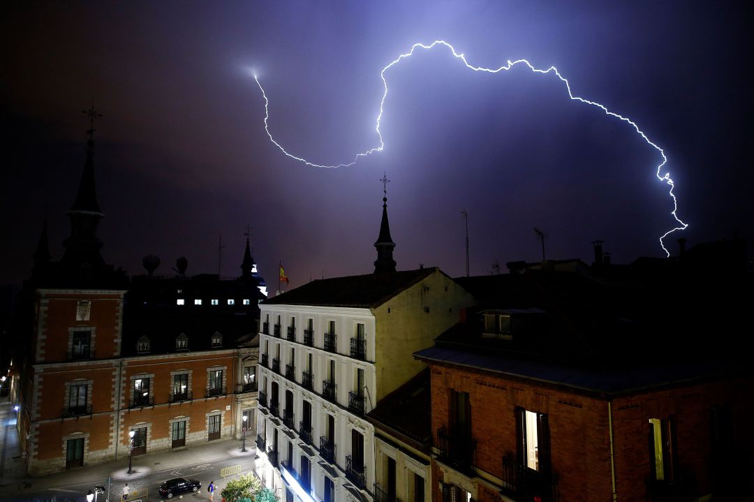 Rayo captado por el fotógrafo en una de las últimas tormentas eléctricas en Madrid. Rayo captado por el fotógrafo en una de las últimas tormentas eléctricas en Madrid.