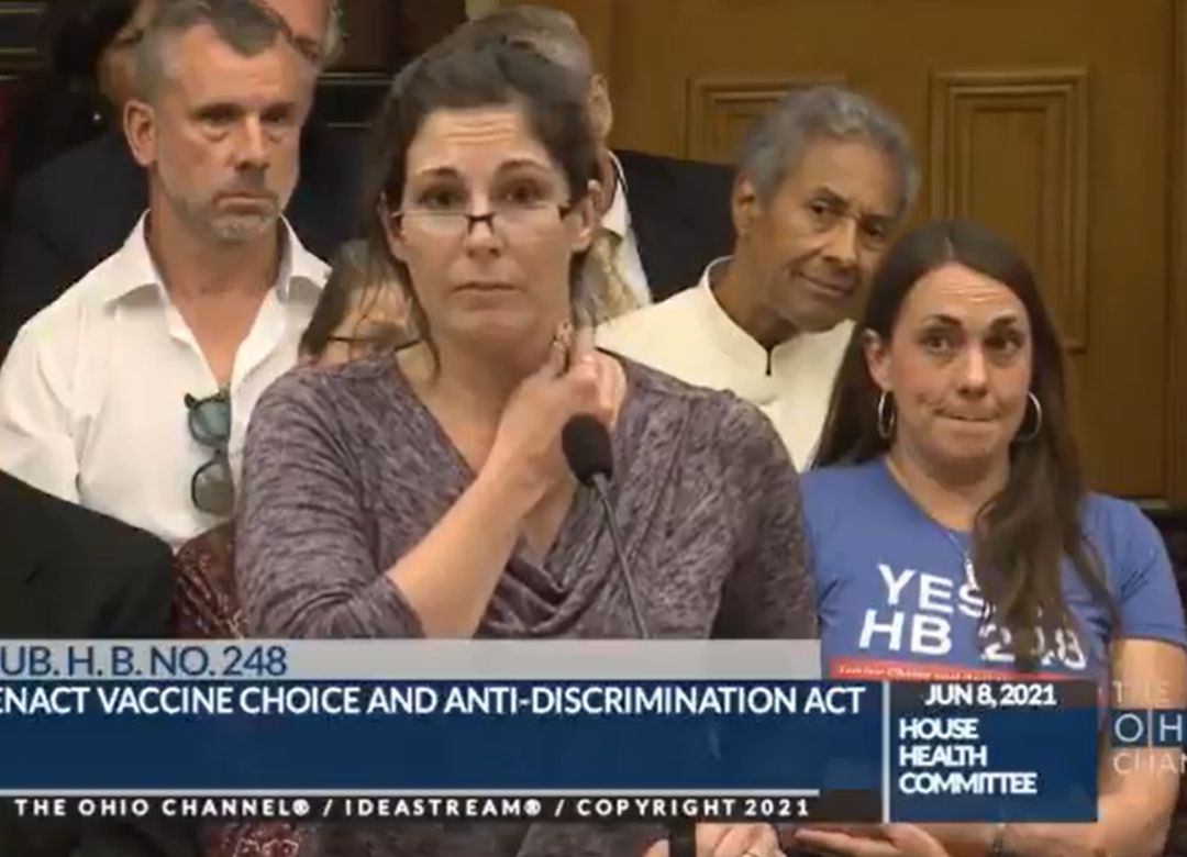 Una sanitaria de Ohio intenta demostrar el magnetismo causado por las vacunas (captura de vídeo). Una sanitaria de Ohio intenta demostrar el magnetismo causado por las vacunas (captura de vídeo).
